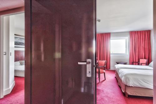 Una cama o camas en una habitación de Golden Tulip Paris CDG Airport – Villepinte