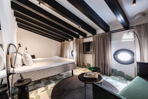 ein Hotelzimmer mit einem Bett und einem Sofa in der Unterkunft Concepcio by Nobis, Palma, a Member of Design Hotels in Palma de Mallorca