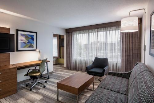 Holiday Inn Express Hotel & Suites Saskatoon, an IHG Hotel tesisinde bir televizyon ve/veya eğlence merkezi