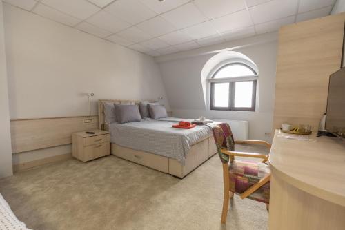 - une petite chambre avec un lit et une fenêtre dans l'établissement SMART, à Niš