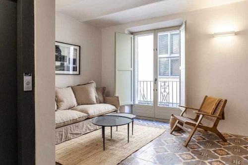 un soggiorno con divano e tavolo di Velo Vern 1 Beautiful new apartment 2 bed ensuite a Girona