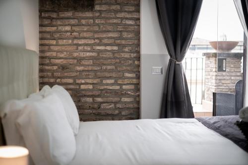 Giường trong phòng chung tại Arch Rome Suites