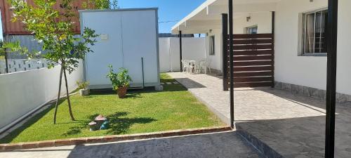 une petite cour avec une balançoire dans une maison dans l'établissement Apartamento Familiar Marta, à Colonia del Sacramento