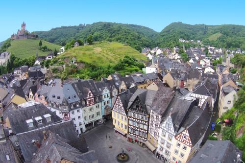 - une vue aérienne sur une ville avec des bâtiments et des collines dans l'établissement Hotel am Markt, à Cochem