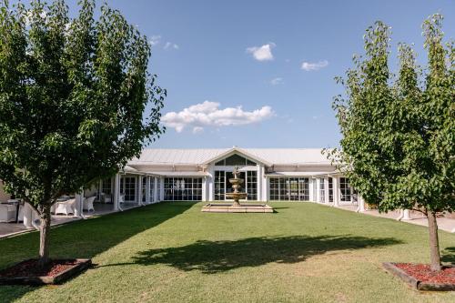 um edifício com uma fonte no meio de um quintal em Leogate Estate Villas em Pokolbin