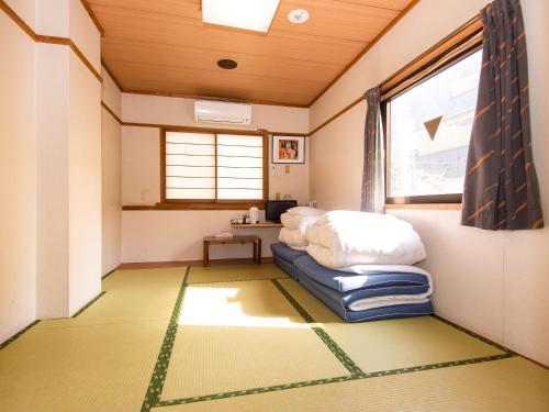 เตียงในห้องที่ Sakura Ryokan Asakusa Iriya