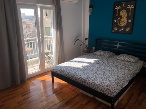 - une chambre avec un lit et une grande fenêtre dans l'établissement Dogu 2, à Thessalonique