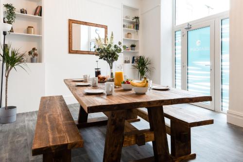 una sala da pranzo con tavolo in legno e panche di Seascape a Penzance