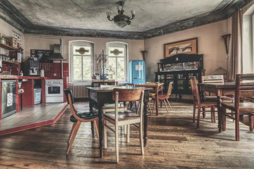 een eetkamer met een tafel en stoelen bij OPERA Hostel in Erfurt