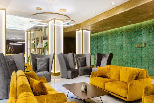 Emerald Downtown Luxury Suites by Continental Group पर बैठने की जगह