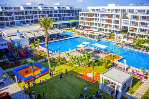 Басейн в Courtyard Long Beach Holiday Resort або поблизу