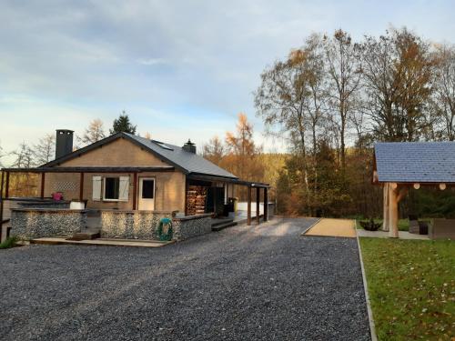 ein Haus mit Kieseinfahrt davor in der Unterkunft A L OREE DU BOIS in Ferrières