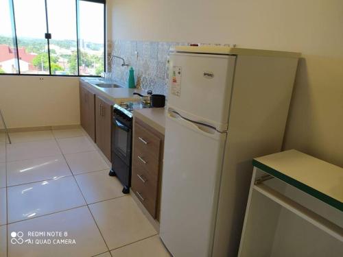 Dapur atau dapur kecil di Apart 2 habitaciones vista a Itaipú - 32