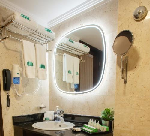 bagno con lavandino e specchio di City Tower Hotel a Kuwait