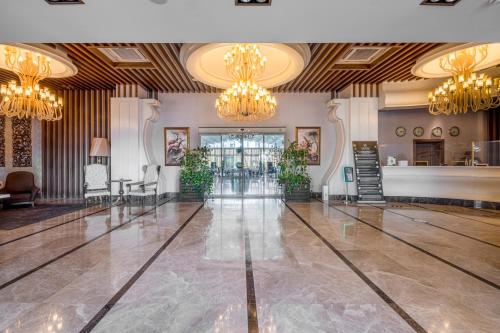 Vestibiulis arba registratūra apgyvendinimo įstaigoje Grand Pasha Hotel & Spa Kyrenia