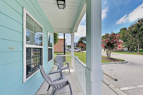 dos sillas sentadas en el porche de una casa azul en Snorkel Way, en Myrtle Beach