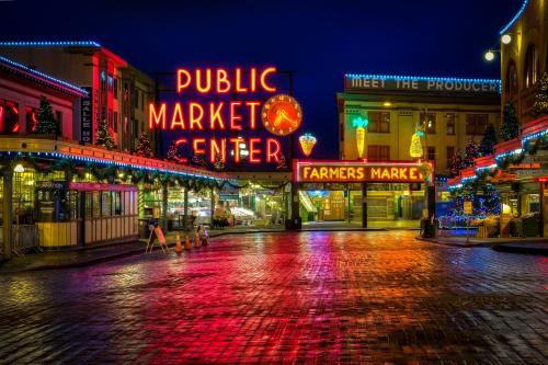 uma rua vazia à noite com sinais de néon em The Carriage House em Seattle