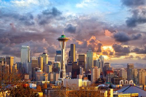 uma vista para uma cidade com uma agulha espacial em The Carriage House em Seattle