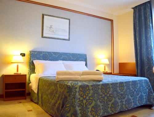 Giường trong phòng chung tại Hotel President Pomezia