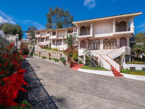 une rue vide devant un bâtiment dans l'établissement Mango Hill Kodai, à Kodaikānāl