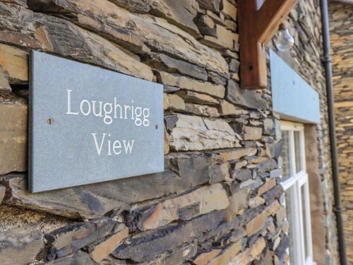 un cartello sul lato di un edificio in pietra di Loughrigg View ad Ambleside