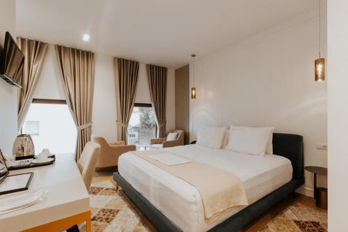 um quarto de hotel com uma cama e uma secretária em Sharm Hotel Luxury em Gjirokastër