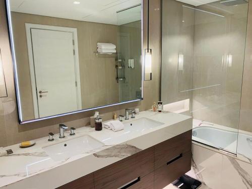 Bathroom sa luxury sea view Address Hotel apartment Fujairah