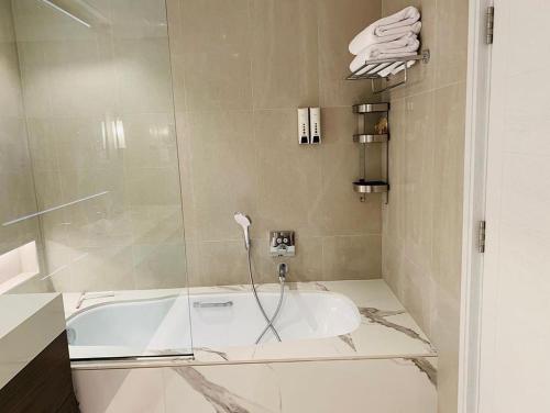 Bathroom sa luxury sea view Address Hotel apartment Fujairah