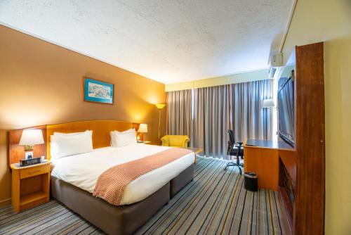 Tempat tidur dalam kamar di Holiday Inn - Bulawayo, an IHG Hotel