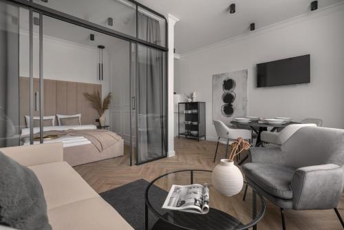 uma sala de estar com um sofá e uma cama em APARTIO ROOMS Katowice em Katowice