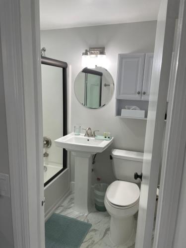 La salle de bains est pourvue d'un lavabo, de toilettes et d'un miroir. dans l'établissement Villa Venezia, à Fort Lauderdale