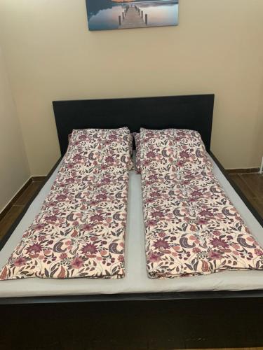 een bed met twee kussens erop bij Toscana Debrecen in Debrecen