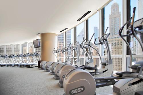 Posilňovňa alebo fitness centrum v ubytovaní Trump International Hotel & Tower Chicago