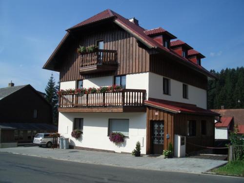 - un grand bâtiment avec un balcon sur le côté dans l'établissement Apartmany Železná Ruda, à Železná Ruda