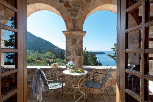 Cette chambre dispose d'un balcon avec une table et des chaises. dans l'établissement Kalamitsi Hotel, à Kardamyli