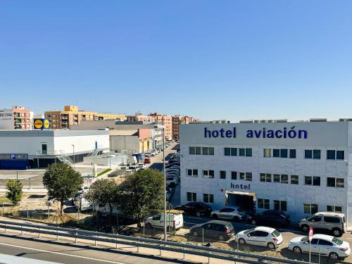 ein Hotel-Luftverkehrszeichen auf der Seite eines Gebäudes in der Unterkunft Hotel Aviación in Manises