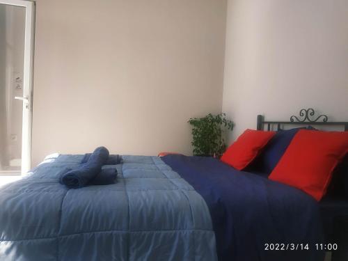 un letto con piumone blu in una camera da letto di STUDIOS POSEIDONIA apartments 50 & 70 sqm with sea view a Korinthos