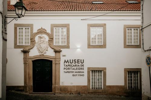 budynek z znakiem na boku w obiekcie Casa da Avó Bé w mieście Portalegre