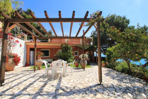 Villa Takis on Pelekas beach Apartment A with private garden and sea view室外花園