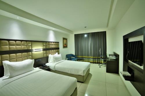 Tempat tidur dalam kamar di HOTEL G EXPRESS Formerly Known as TGB Express