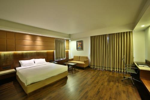 Tempat tidur dalam kamar di HOTEL G EXPRESS Formerly Known as TGB Express