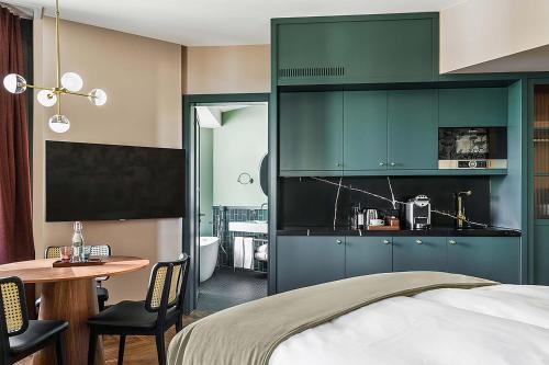 - une chambre avec un lit et une table ainsi qu'une salle de bains dans l'établissement Boutique Hotel Seidenhof, à Zurich