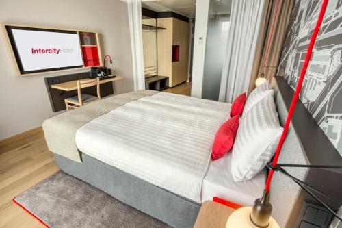 IntercityHotel Amsterdam Airport房間的床