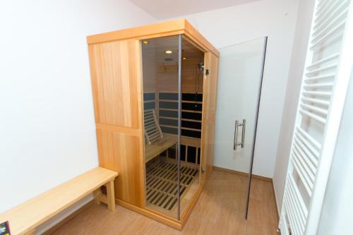 een houten kast met glazen deuren in een kamer bij Ubytování U Procházků in Horní Planá