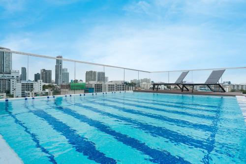 une grande piscine sur le toit d'un bâtiment dans l'établissement Hotel Amber Sukhumvit 85, à Bangkok