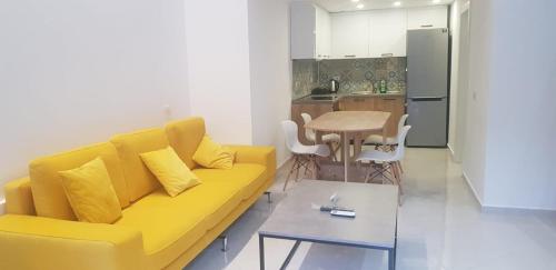 Dapur atau dapur kecil di Lovely duplex apartment with patio, 100m from the beach!