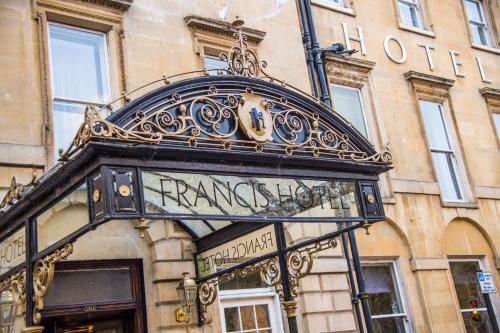 ein Schild an der Vorderseite eines Gebäudes in der Unterkunft Francis Hotel Bath in Bath