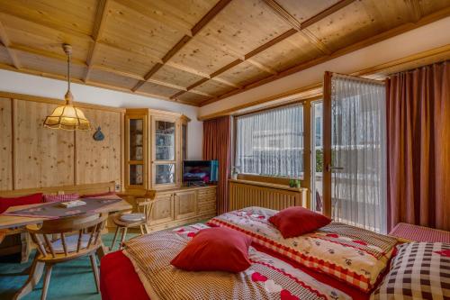 - une chambre avec 2 lits et une table dans l'établissement Apartments Olympiastraße, à Seefeld in Tirol