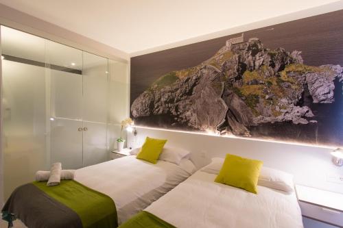 Tempat tidur dalam kamar di Bilbao City Rooms