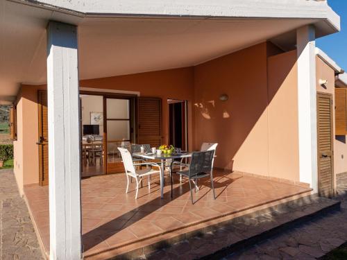 eine Terrasse mit einem Tisch und Stühlen auf einem Haus in der Unterkunft Holiday Home Alma by Interhome in Castiglione della Pescaia